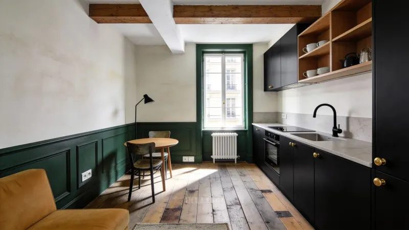 Trois pièces de 74 m² à poutres apparentes, rue du Bouloi