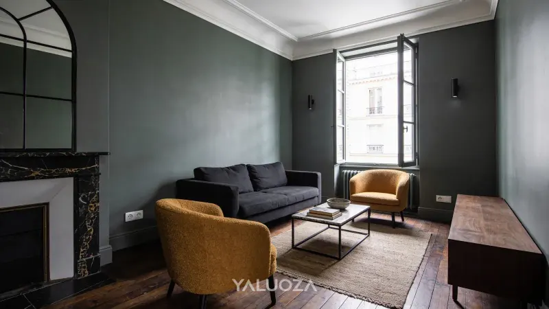 Quatre pièces de 124 m² en chaux vert de gris, marbre Portoro, rue de Saussure