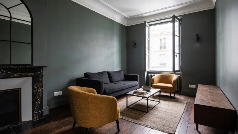 Quatre pièces de 124 m² en chaux vert de gris, marbre Portoro, rue de Saussure