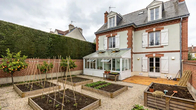 Maison de 1932 de 195 m² avec serre et potager, Rueil-Malmaison