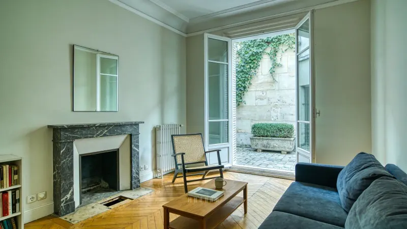 Trois pièces de 71 m² en rez-de-chaussée sur cour privative, rue du Figuier