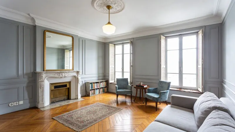 Cinq pièces de 138 m² de famille, boiseries gris tourterelle, rue de Prony
