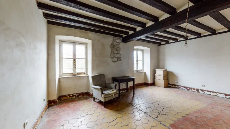 Deux pièces de 64 m² à rénover dans un immeuble du XVIIe, rue de Montmorency